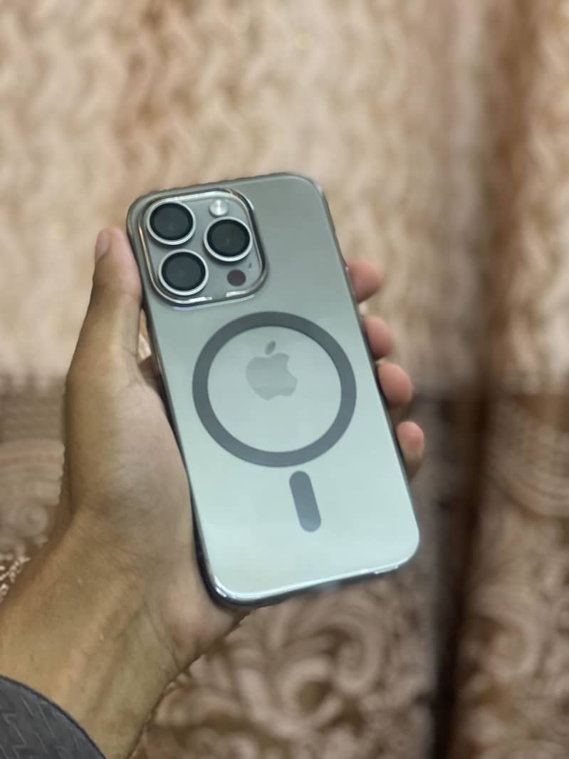 Apple iPhone 15 Pro 0