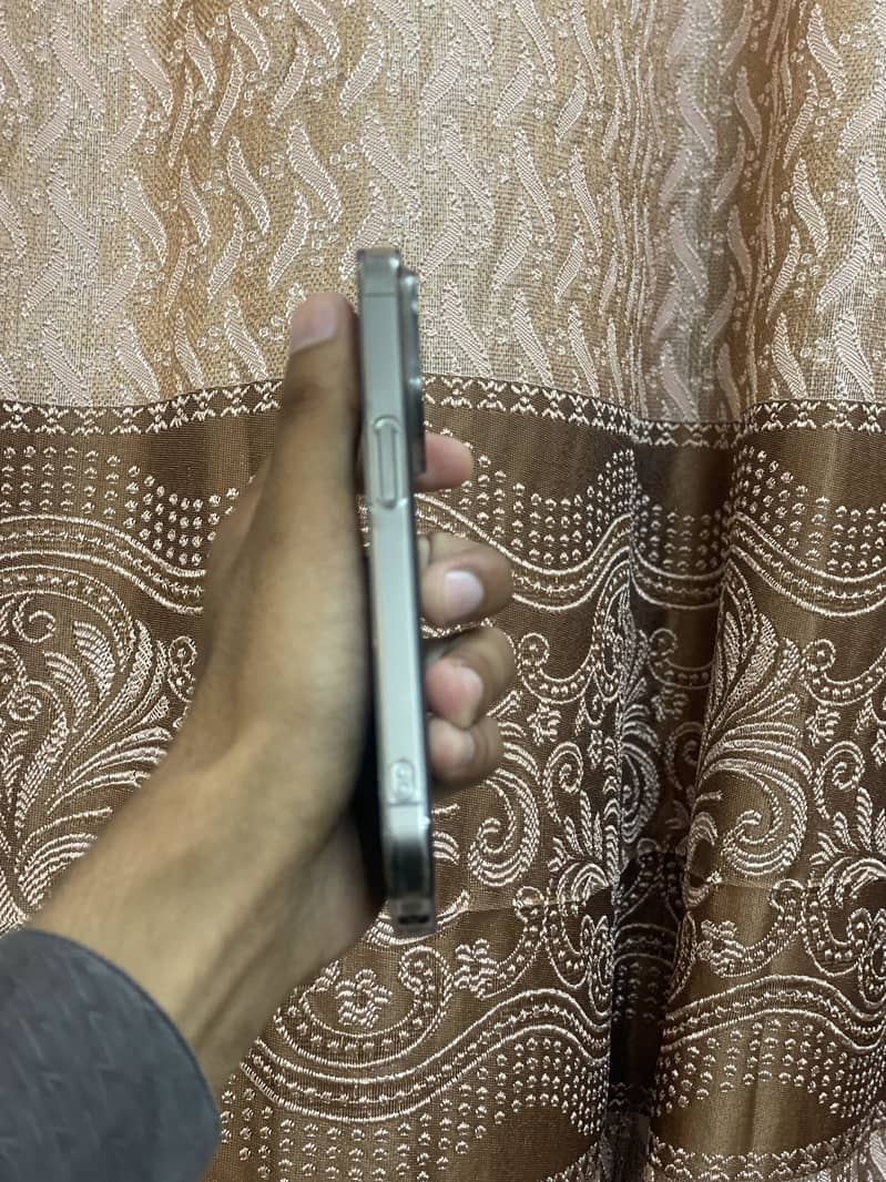 Apple iPhone 15 Pro 2