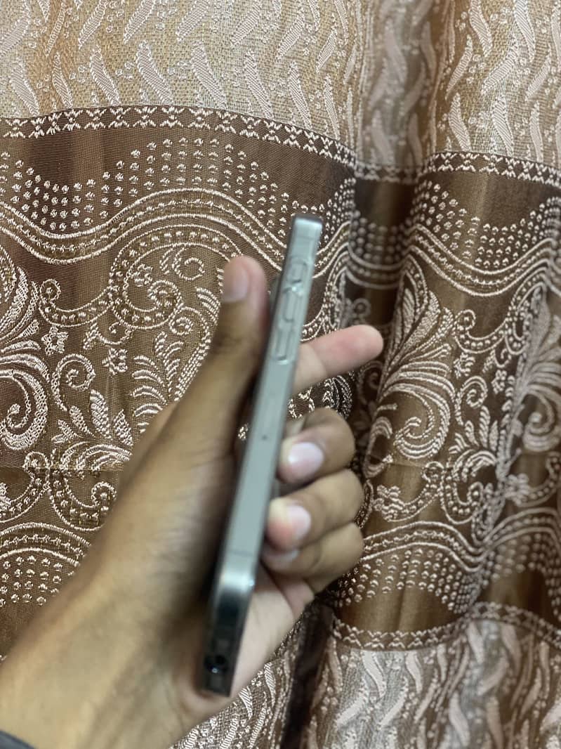 Apple iPhone 15 Pro 3