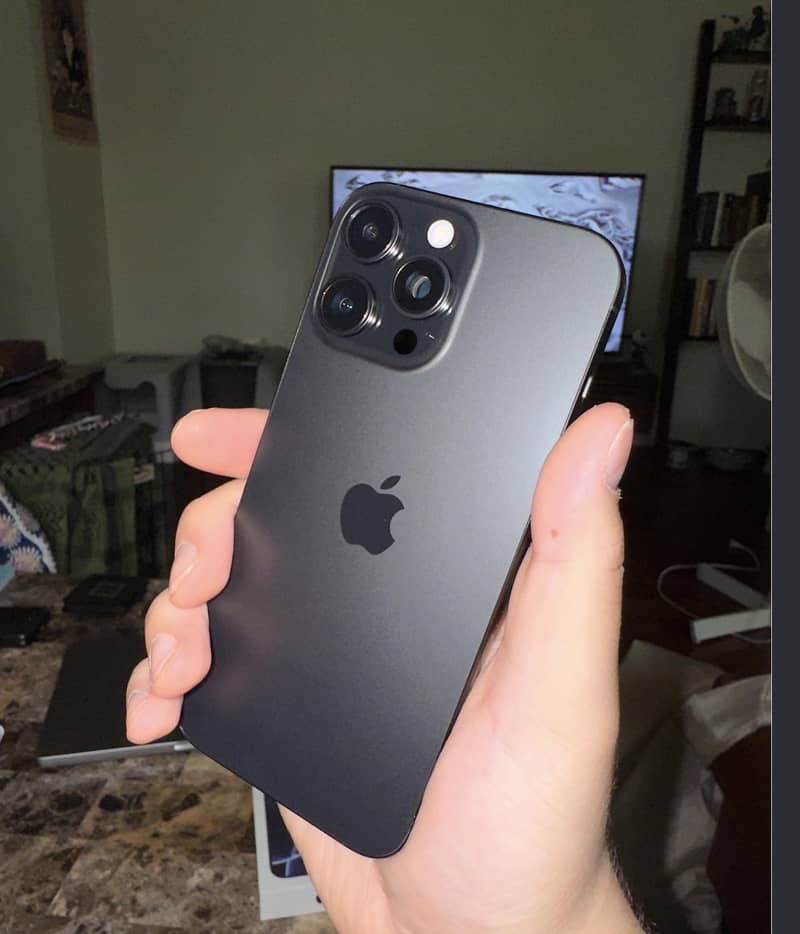Apple iPhone 16 Pro Max 1