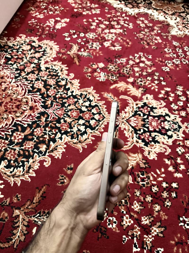 Apple iPhone 16 Pro Max 5