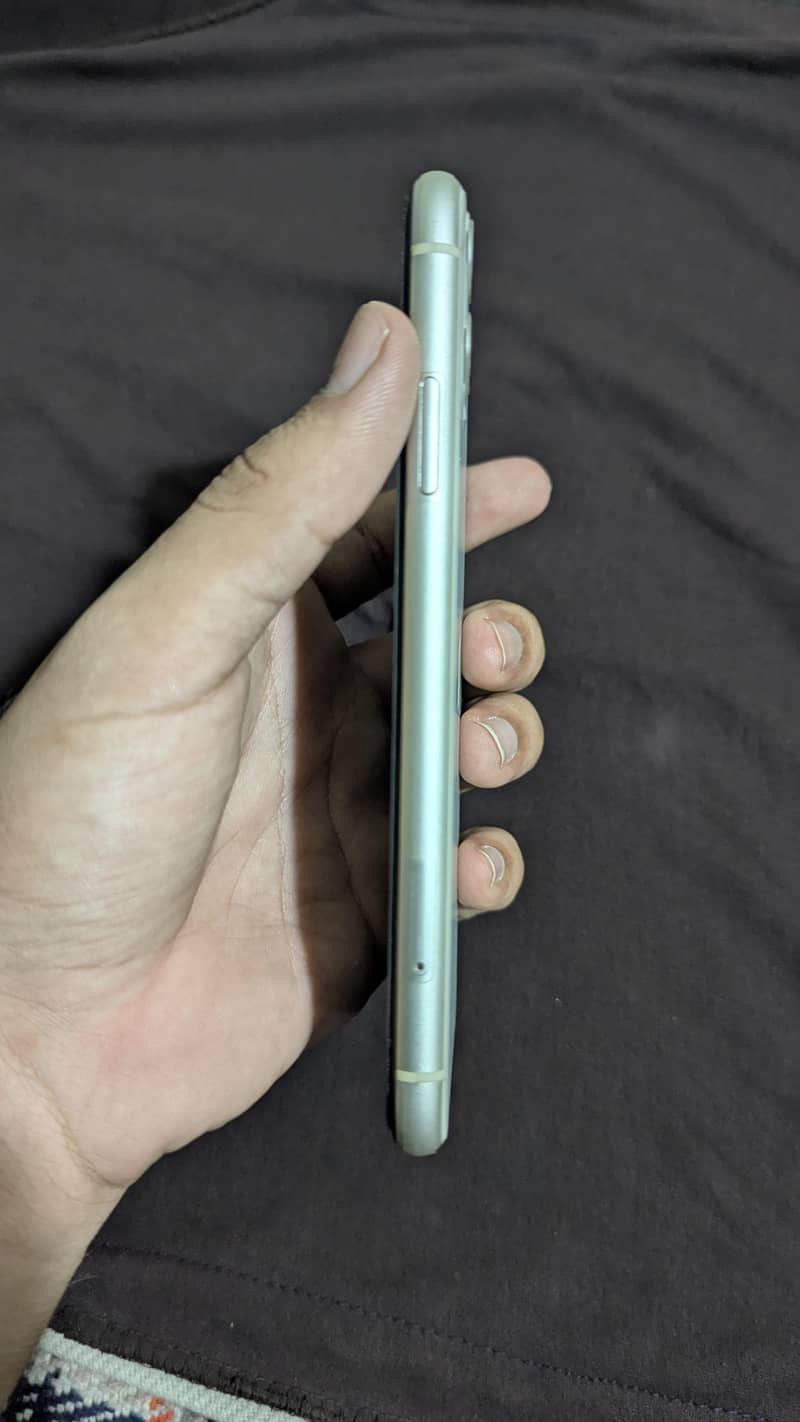 Apple iPhone 11 4