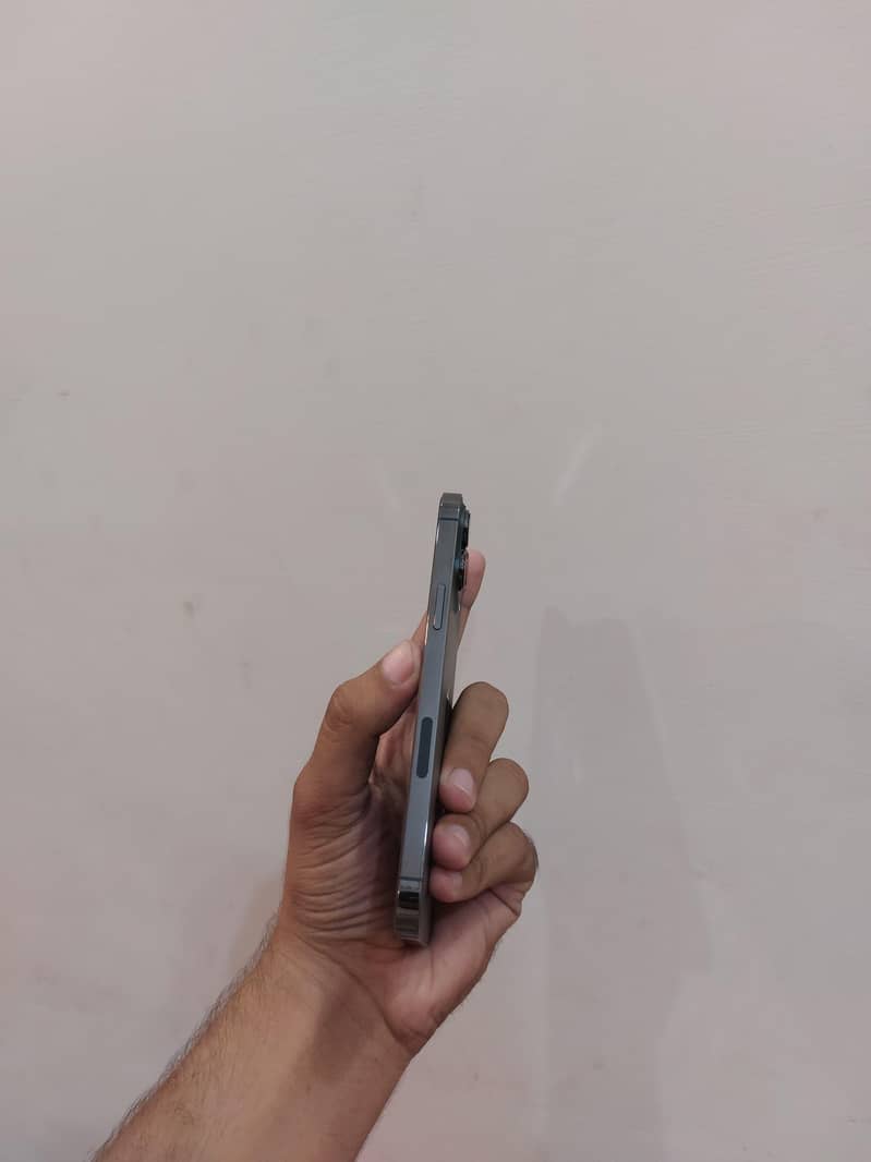 Apple iPhone 13 Pro Max. 3