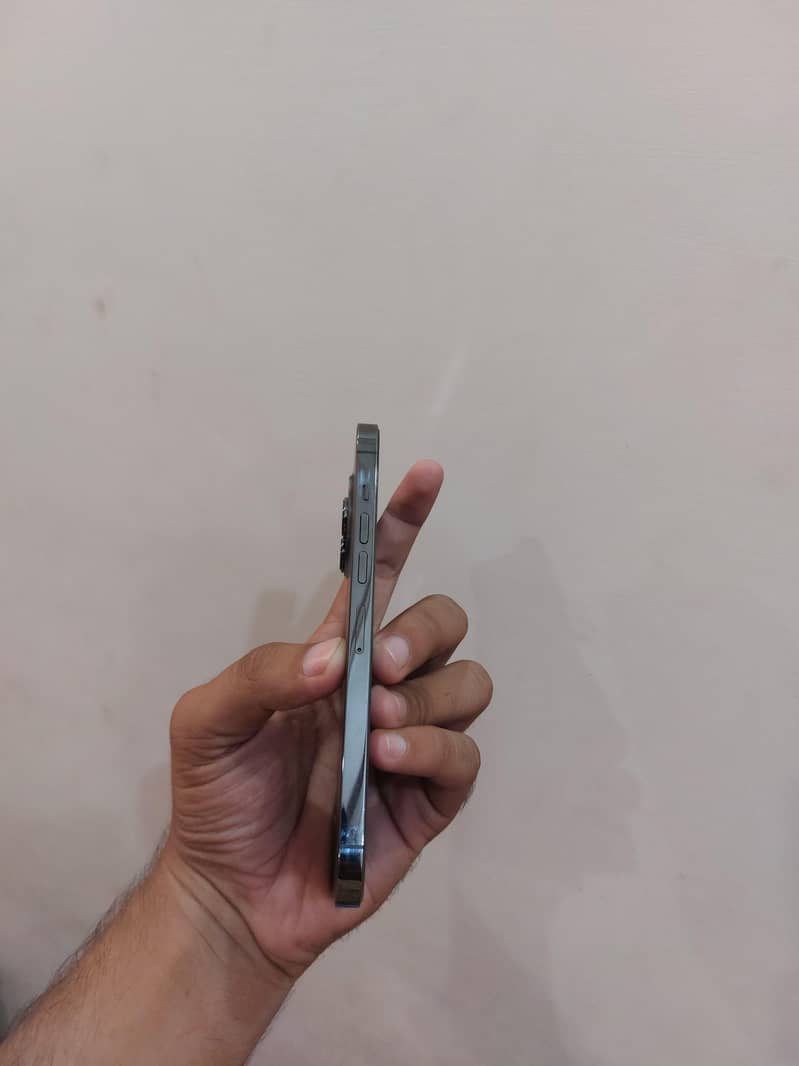 Apple iPhone 13 Pro Max. 4