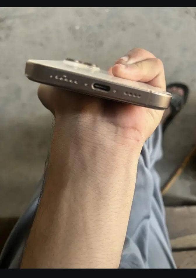 Apple iPhone 16 Pro Max 2