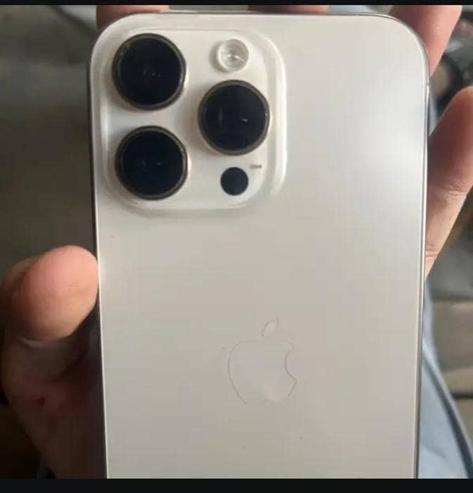 Apple iPhone 16 Pro Max 4