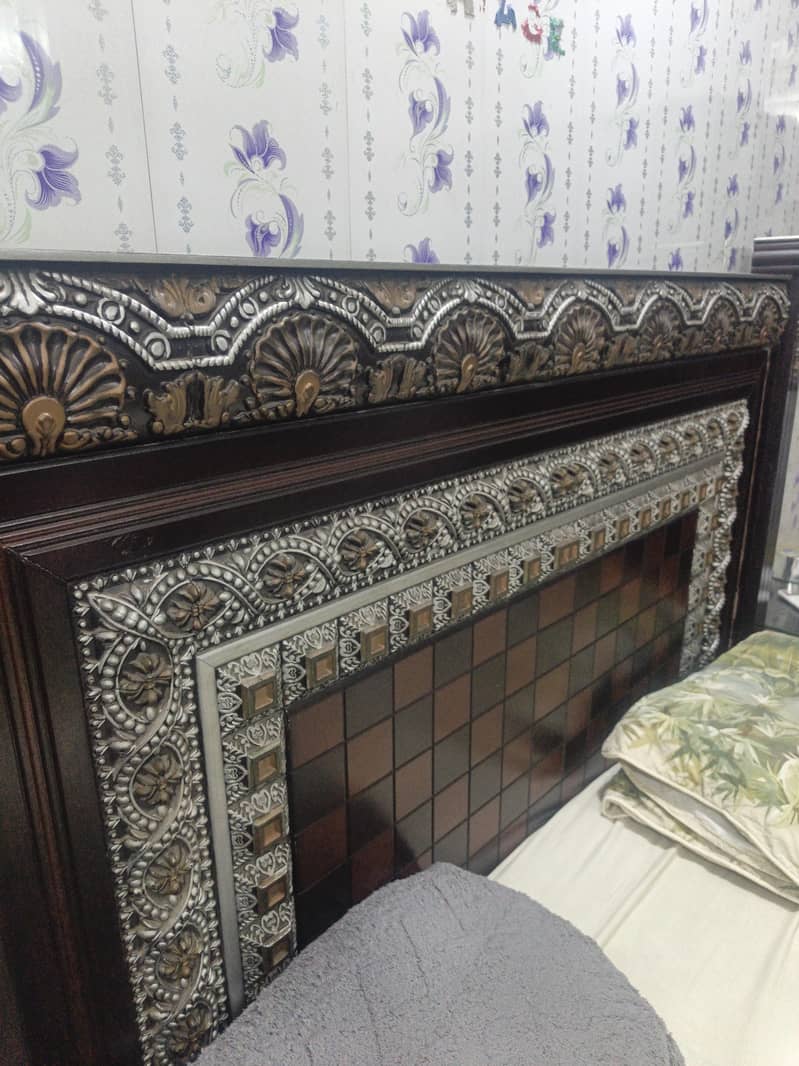 bed 2 side tables 4