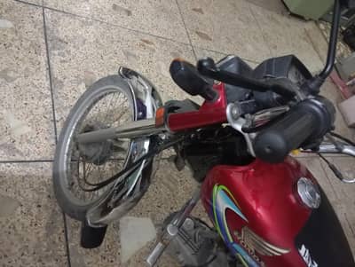 honda cd 70 all ok bike ke tanki ik side se damage h