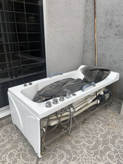 Bath tub