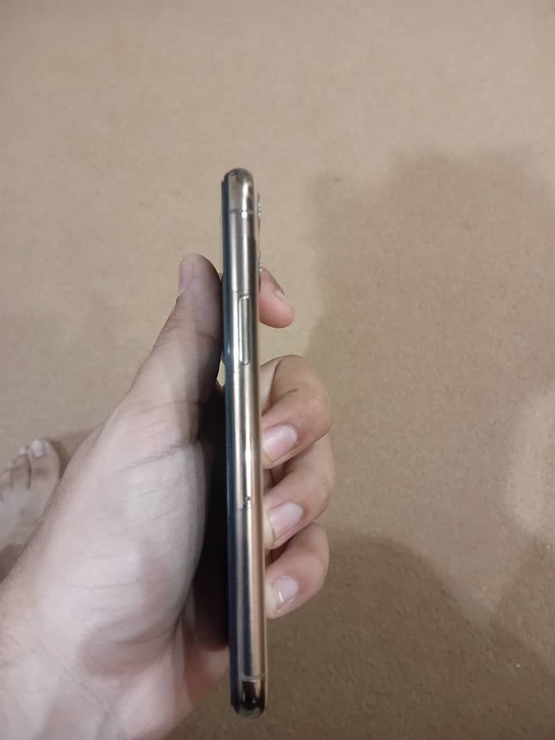 Apple iPhone 11 Pro 4