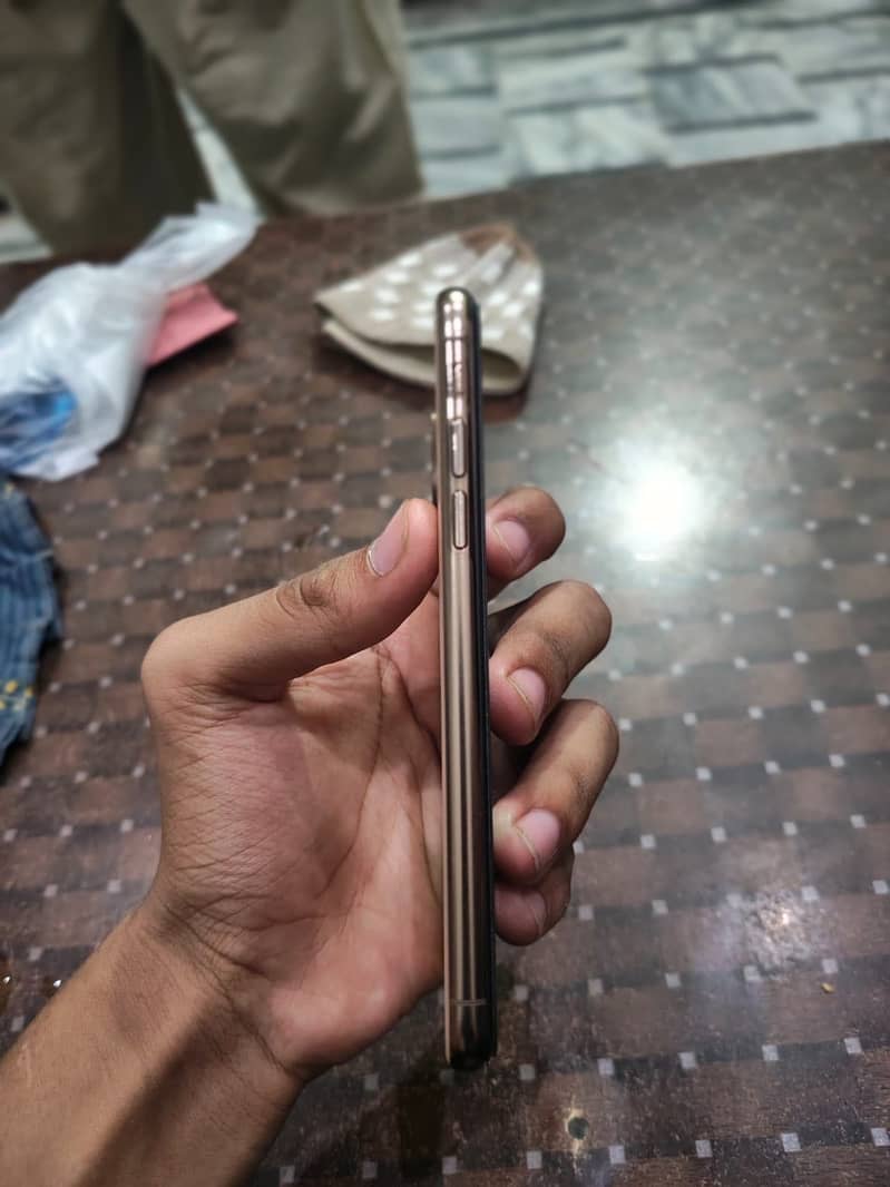 Apple iPhone XS 4