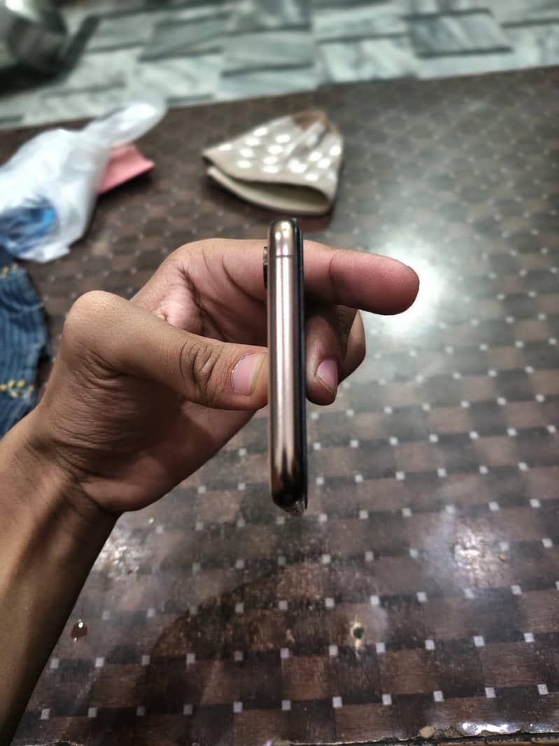 Apple iPhone XS 5