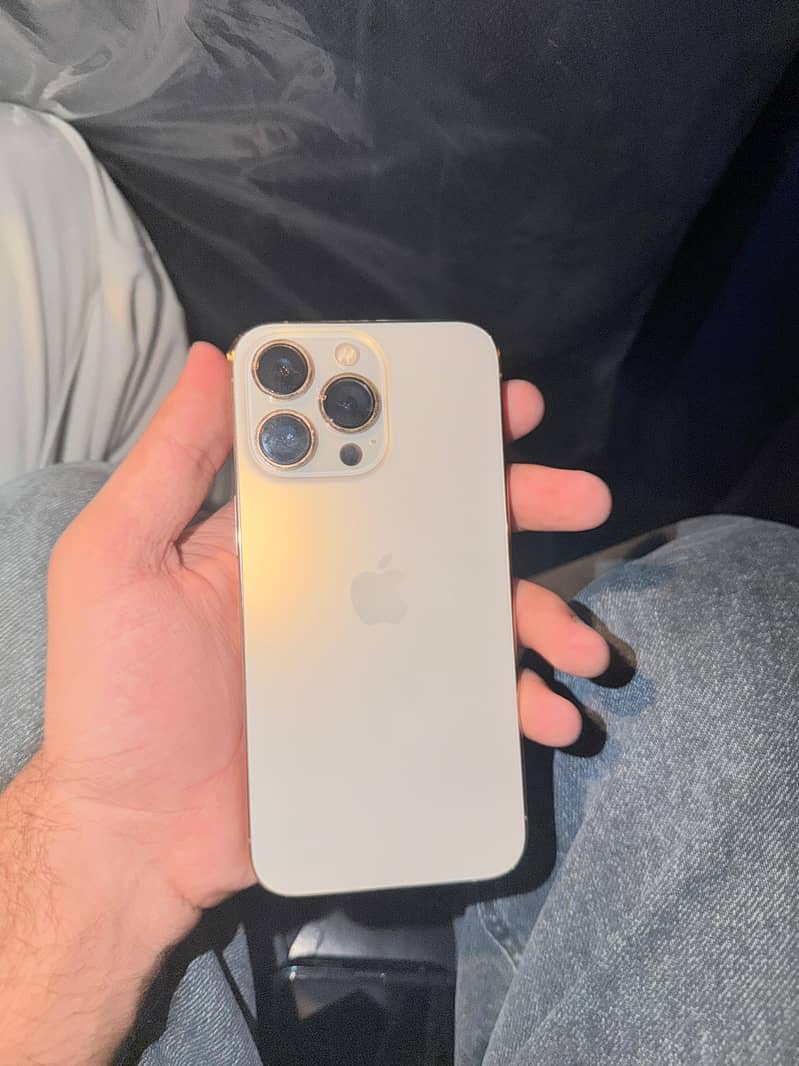 Apple iPhone 17 Pro Max 4