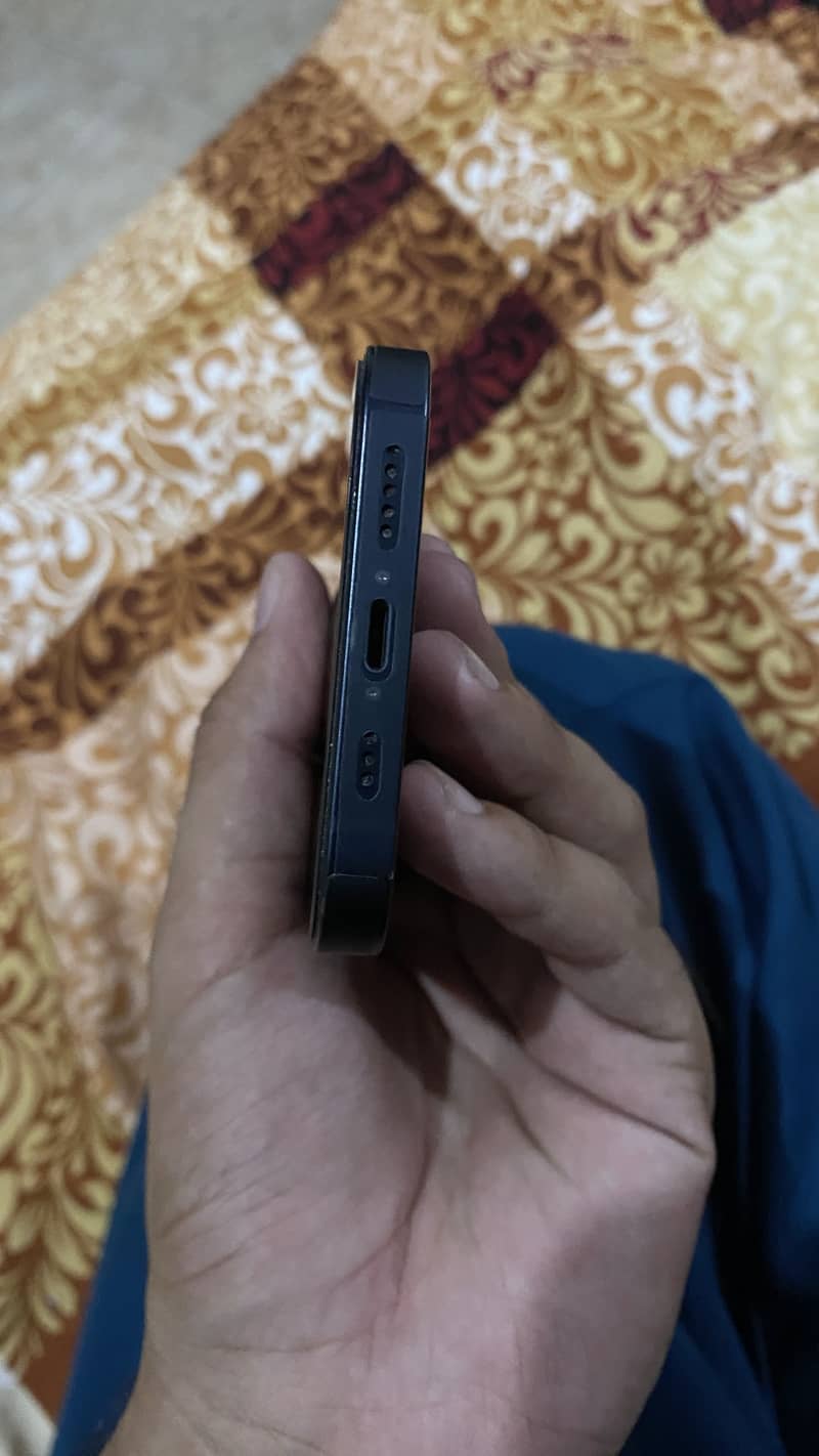 Apple iPhone 13 2
