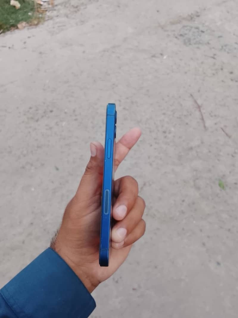 Apple iPhone 12 4
