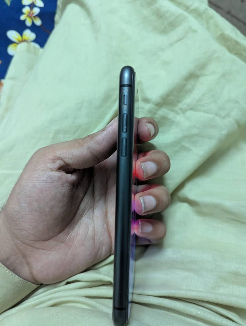 Apple iPhone 11 4