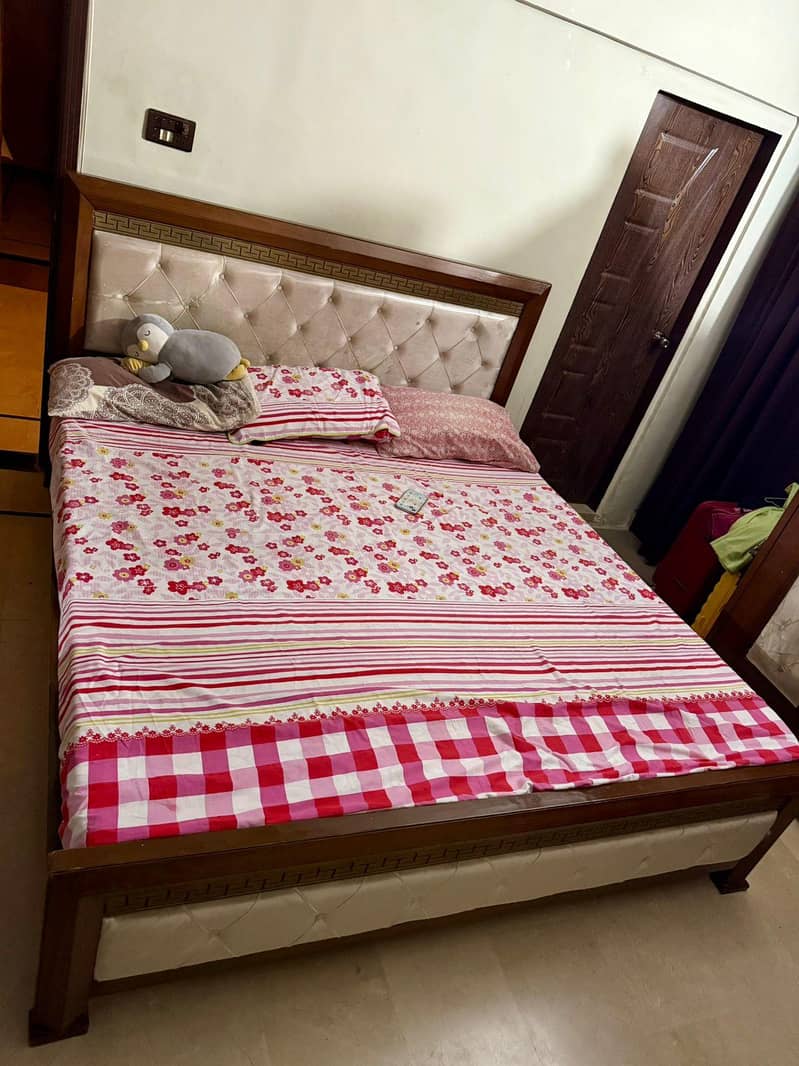 Good condition full bed set 0