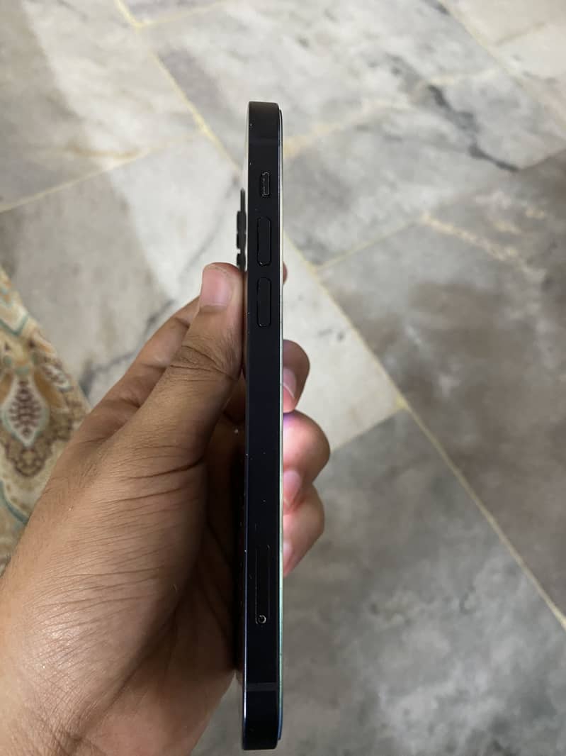 Apple iPhone 12 4
