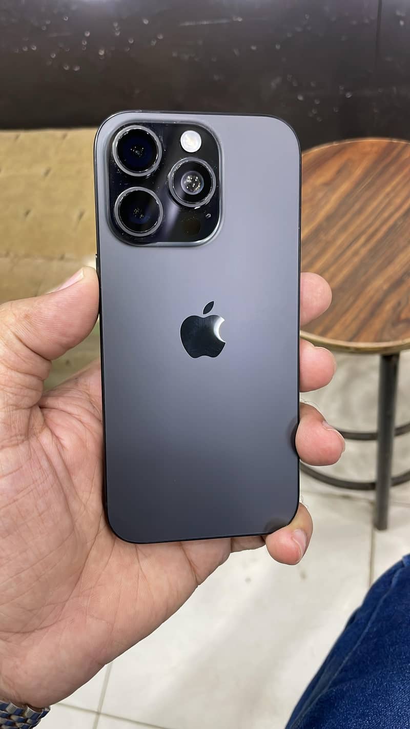 Apple iPhone 16 Pro 1