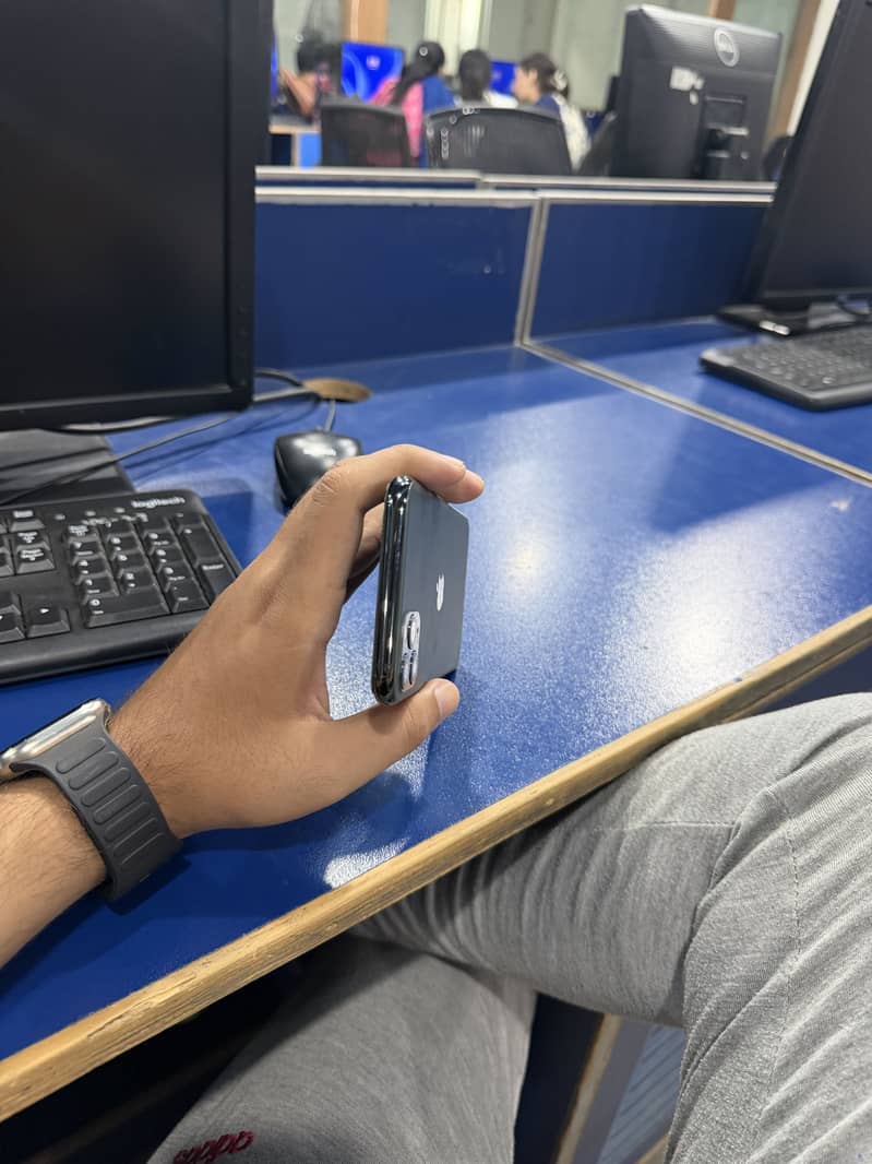 Apple iPhone 11 Pro Max 3