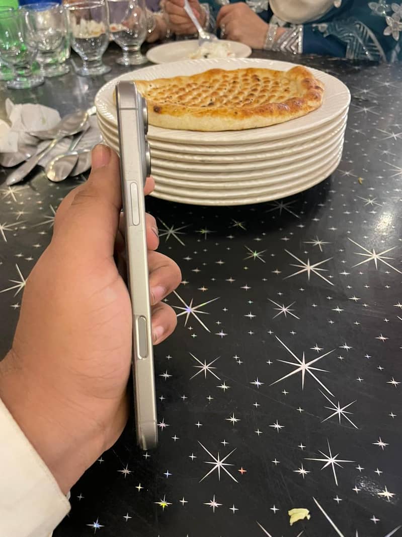 Apple iPhone 16 Pro Max 4