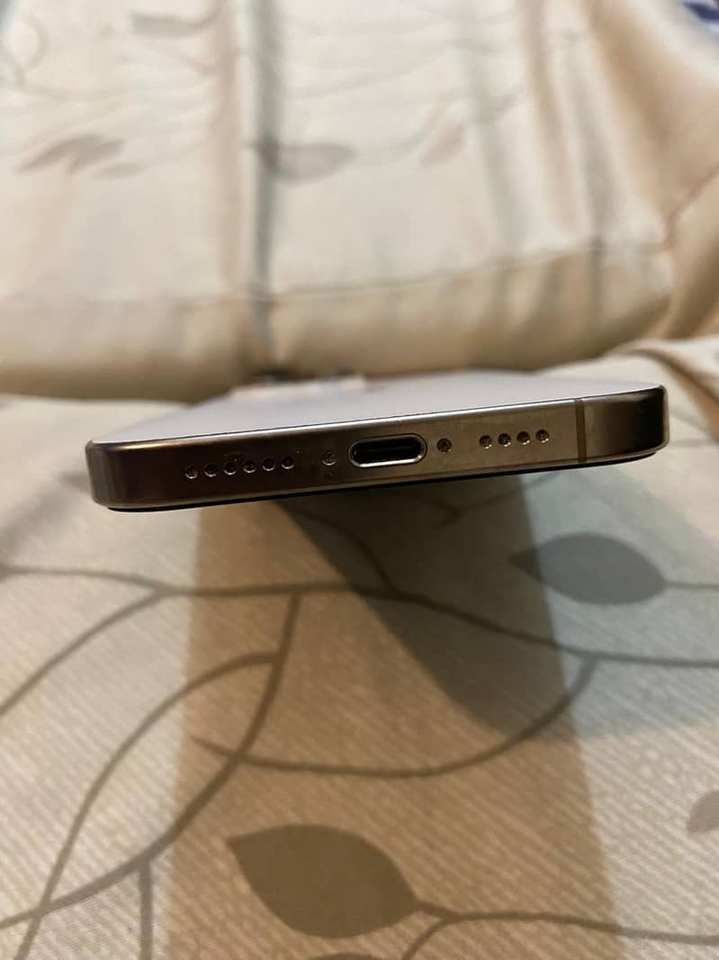 Apple iPhone 16 Pro Max 4