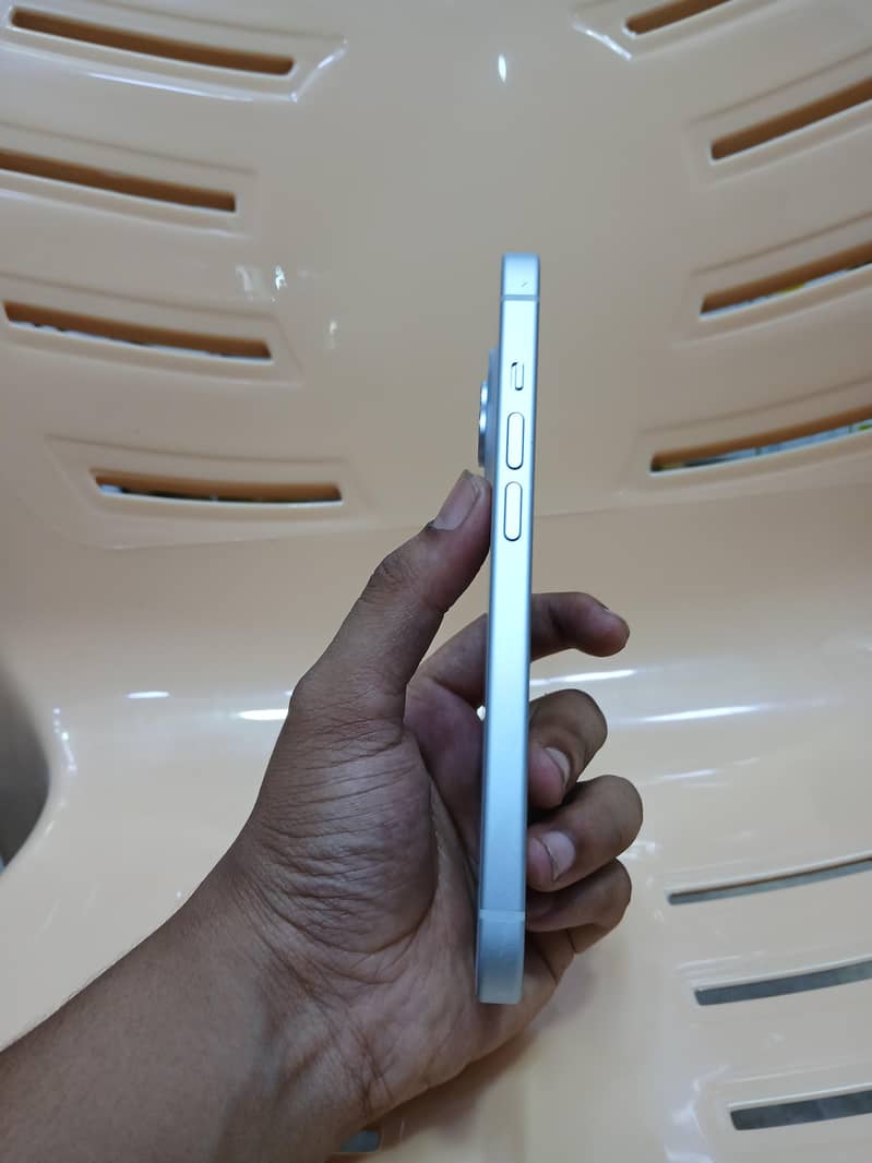 Apple iPhone 15 4
