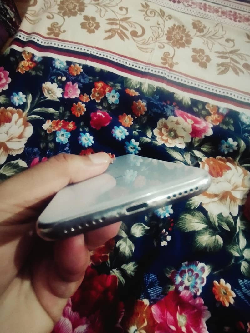 Apple iPhone X 4