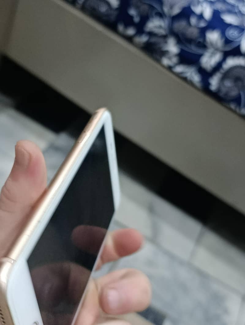 Apple iPhone 8 Plus 3