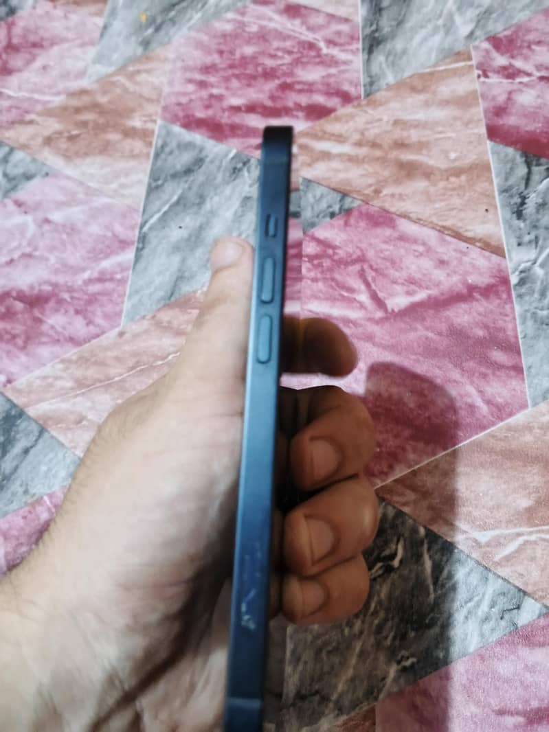 Apple iPhone 13 2