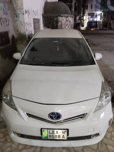 Toyota Prius Alpha 2014