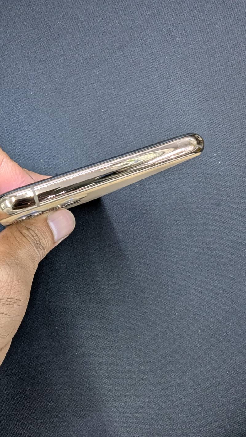 Apple iPhone 11 Pro Max 4