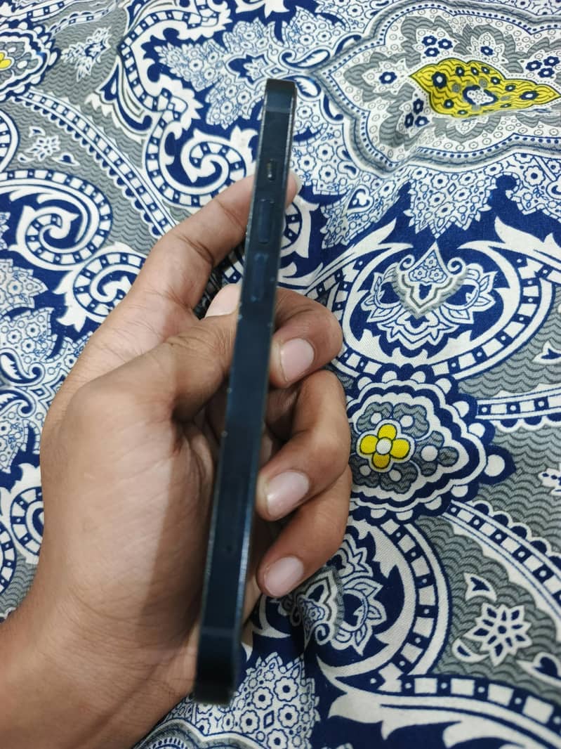 Apple iPhone 13 2