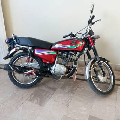 genine honda 125 avilale for urgent sale. vip bike.