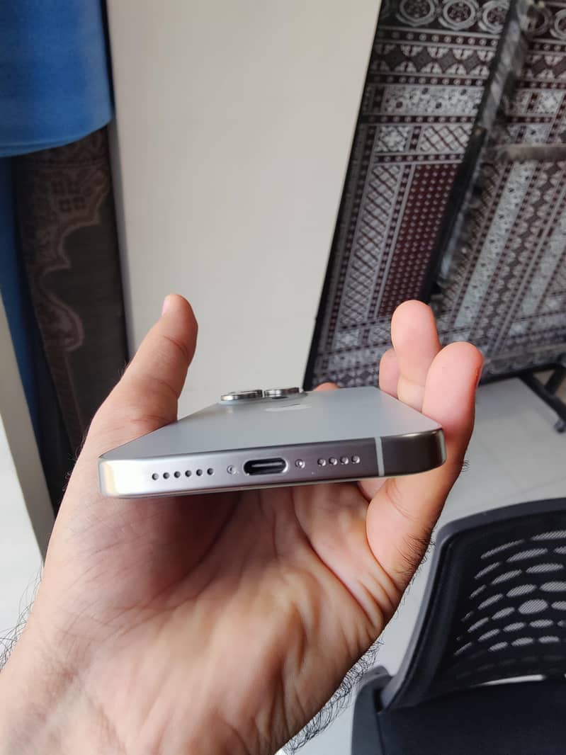 Apple iPhone 15 Pro Max 4