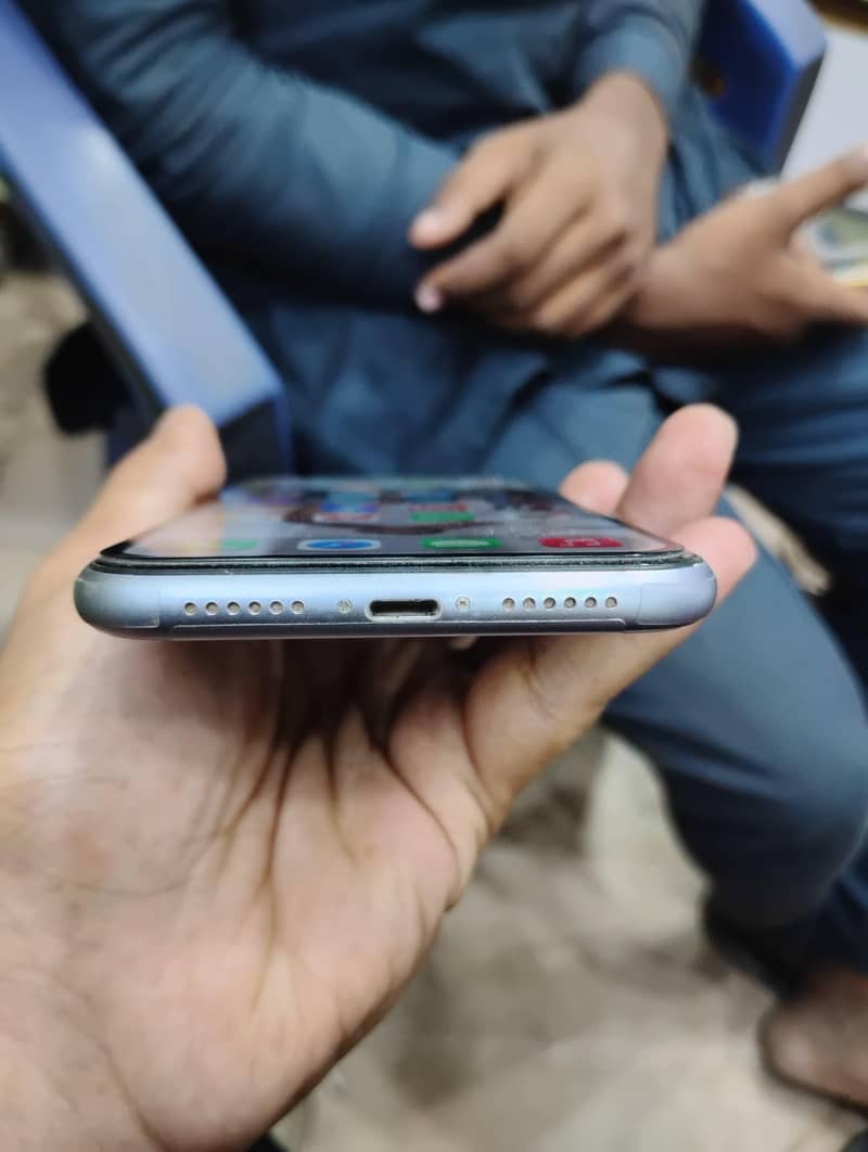 Apple iPhone 11 3