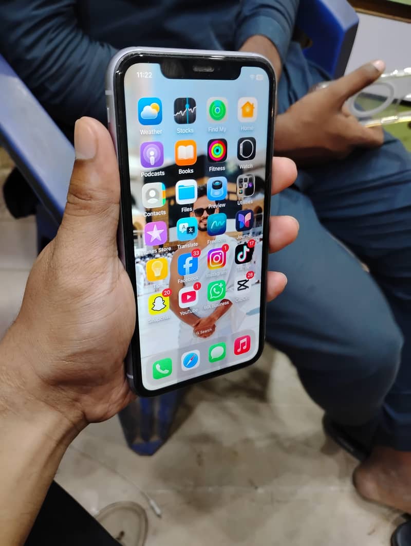 Apple iPhone 11 4