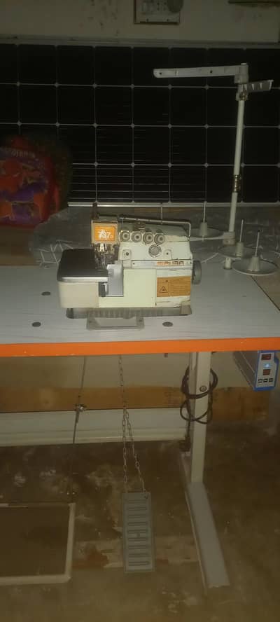 Siruba D model 4 thread overlock machine