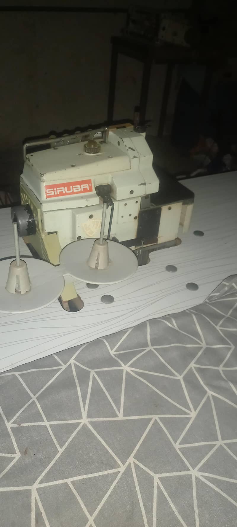 Siruba D model 4 thread overlock machine 2