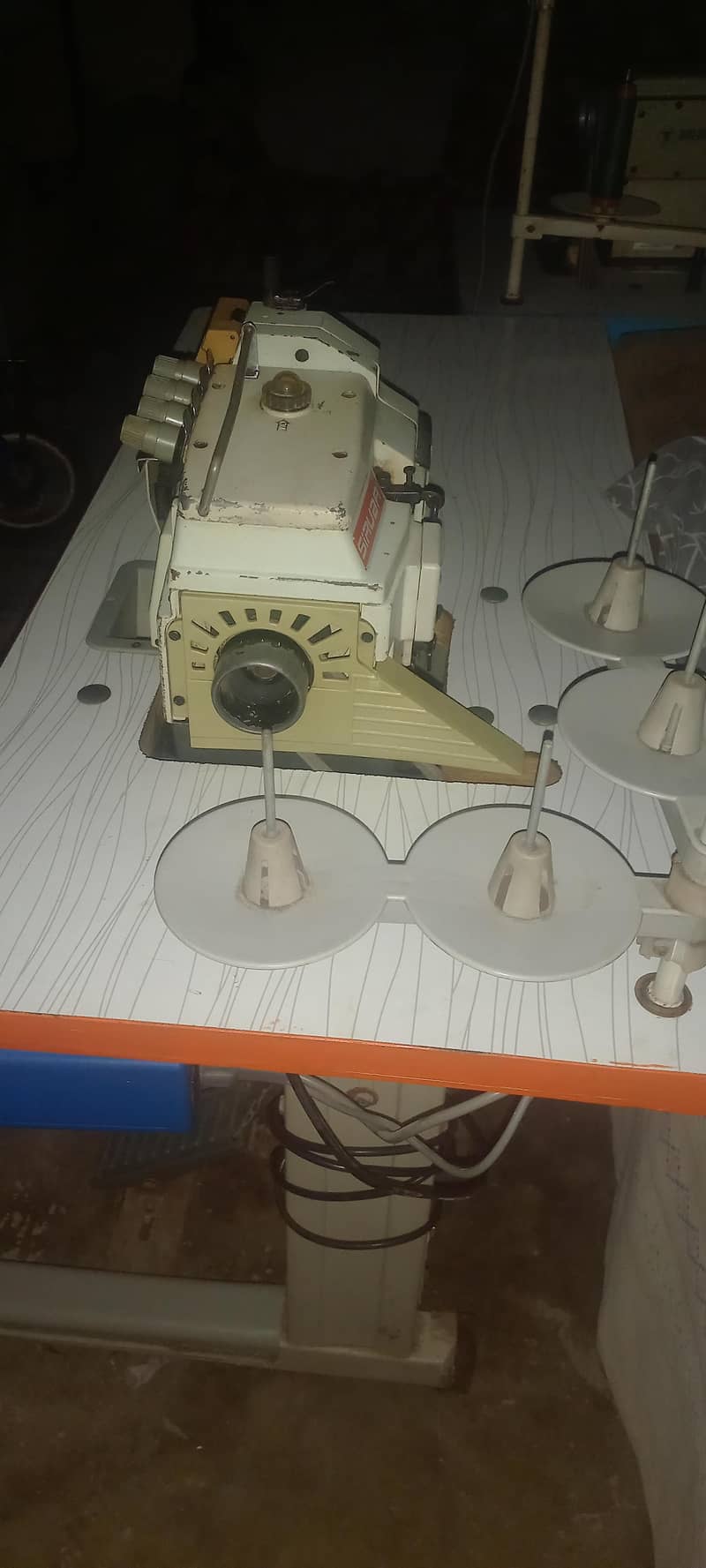 Siruba D model 4 thread overlock machine 4