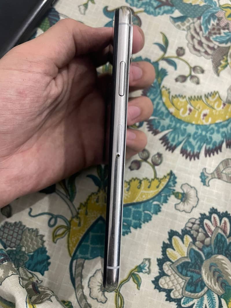 Apple iPhone X 4