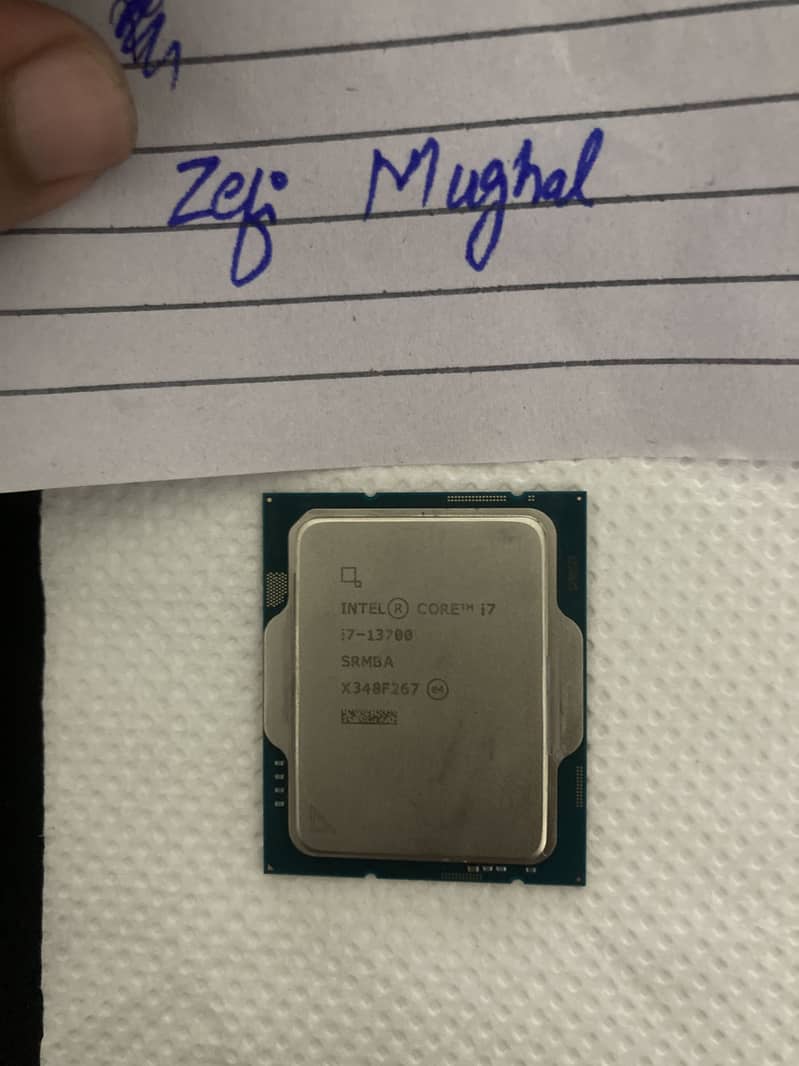 Intel Core i7-13700 cpu chip processor 0