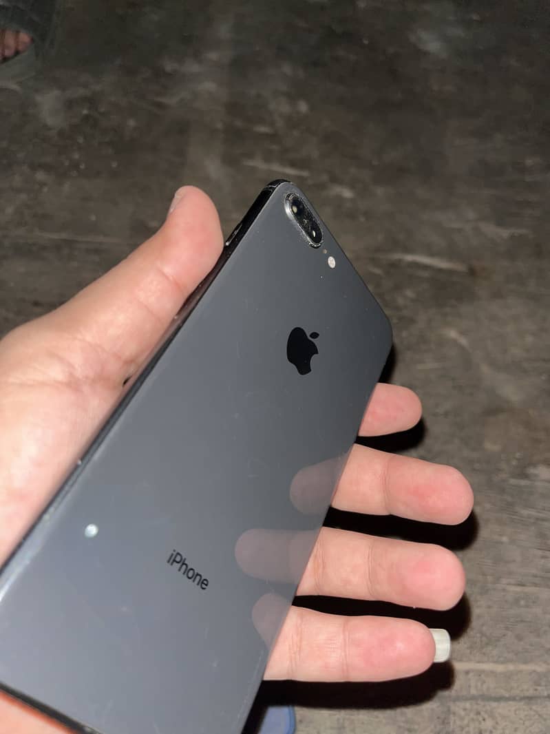 Apple iPhone 8 Plus 3