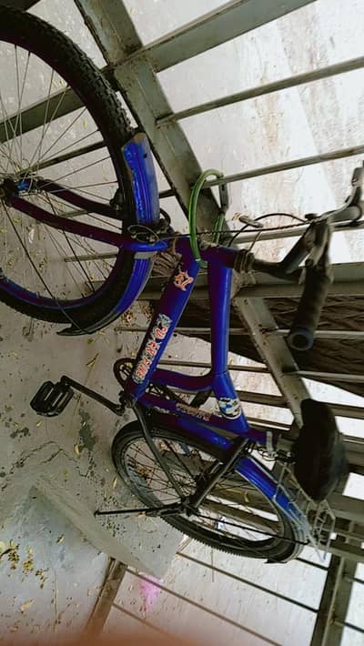 BLUE BMX-STYLE BICYCLE