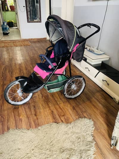 Graco brand three wheel pram/ stroller and n excellent condition