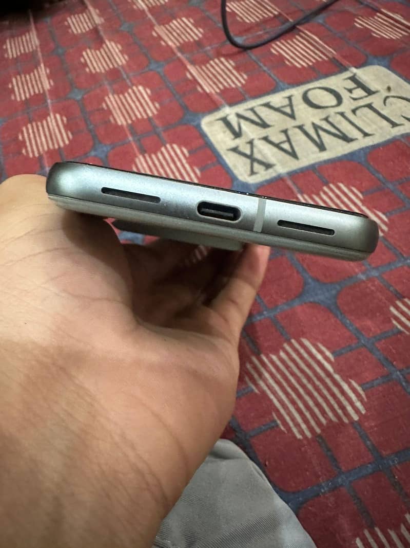 Google Pixel 8 4