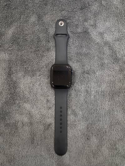 Apple Watch Series 7 (45mm) Aluminium and ceramic case .