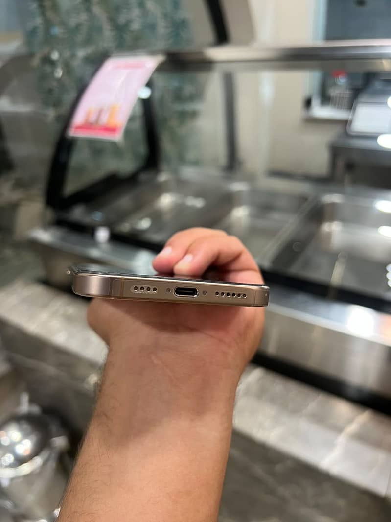 Apple iPhone 16 Pro Max 2