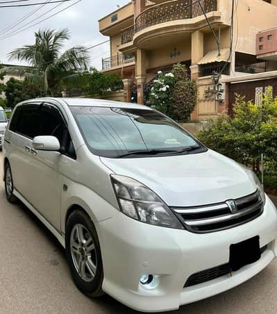 Toyota ISIS Platana