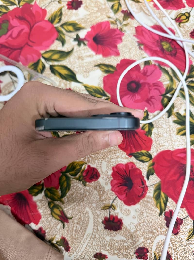 Apple iPhone 15 4